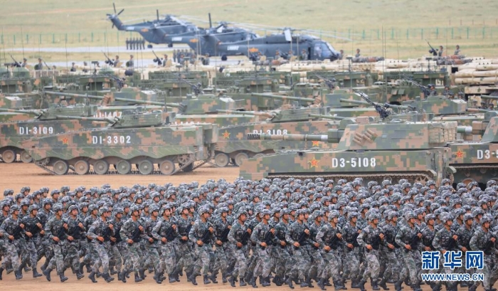 　2017年7月30日，慶祝中國人民解放軍建軍90周年閱兵在位于內(nèi)蒙古的朱日和訓(xùn)練基地舉行。新華社記者 李剛 攝