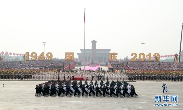 2019年10月1日上午，慶祝中華人民共和國成立70周年大會(huì)在北京天安門廣場隆重舉行。這是領(lǐng)導(dǎo)指揮方隊(duì)接受檢閱。新華社記者 龐興雷 攝