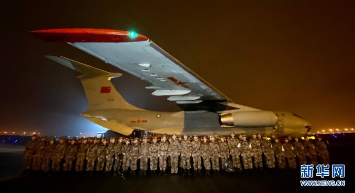 2020年1月24日晚，由陸軍軍醫(yī)大學(xué)抽調(diào)精干醫(yī)務(wù)人員，組建的150人醫(yī)療隊(duì)連夜從重慶出發(fā)，飛赴武漢支援抗擊新冠肺炎疫情。這是醫(yī)療隊(duì)在重慶江北國際機(jī)場停機(jī)坪集結(jié)。新華社發(fā)