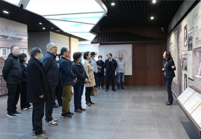 圖為老干部們參觀企業(yè)發(fā)展情況。