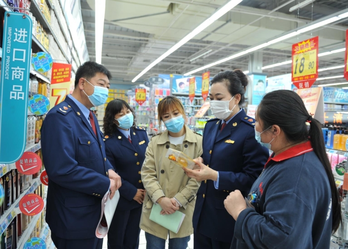 圖為該局工作人員在大型商超化妝品專柜進(jìn)行監(jiān)督檢查和條例宣貫。