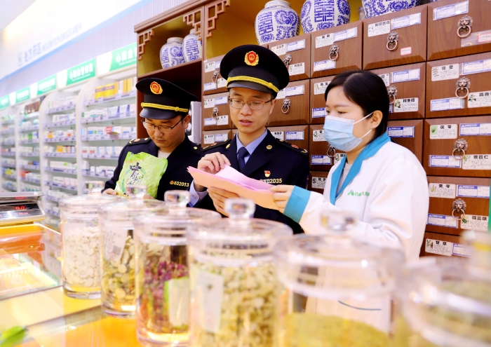 圖為5月11日該局執(zhí)法人員在一家藥店現(xiàn)場核查中藥飲片購進驗收記錄。