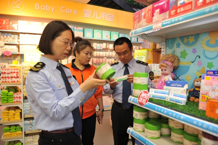 圖為該局執(zhí)法人員在一家孕嬰兒童用品專賣店進(jìn)行化妝品抽檢。
