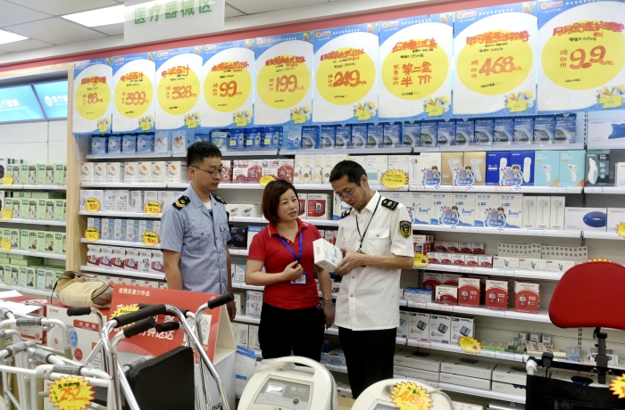圖為該局執(zhí)法人員在一家藥店檢查醫(yī)療器械。
