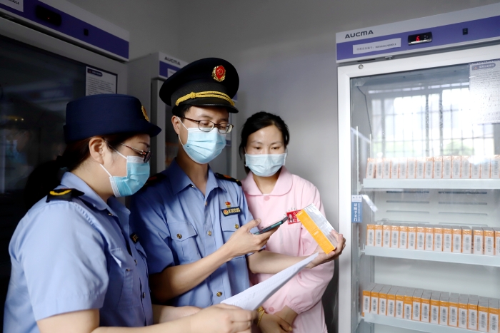 圖為5月21日該局執(zhí)法人員正在對市體育館內(nèi)接種點(diǎn)的疫苗進(jìn)行檢查。