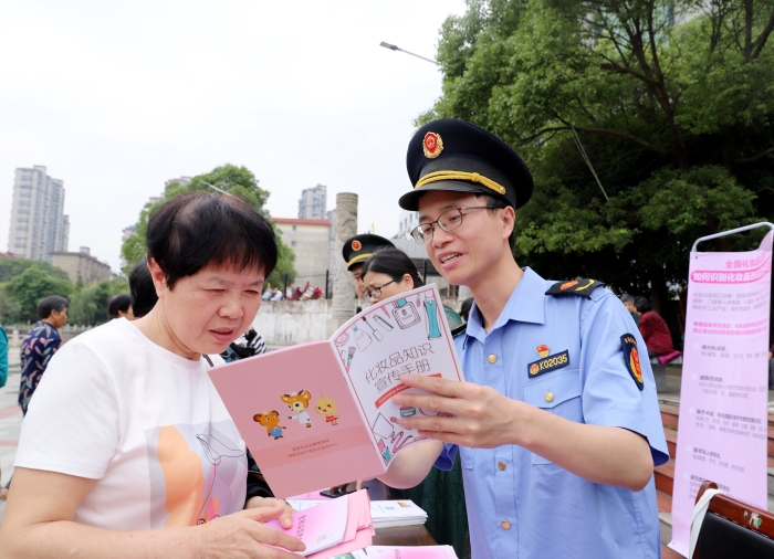 圖為5月25日該局工作人員向消費(fèi)者宣傳安全用妝知識(shí)。