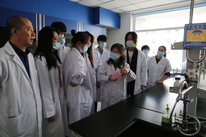 圖為工作人員講解化妝品選購知識。