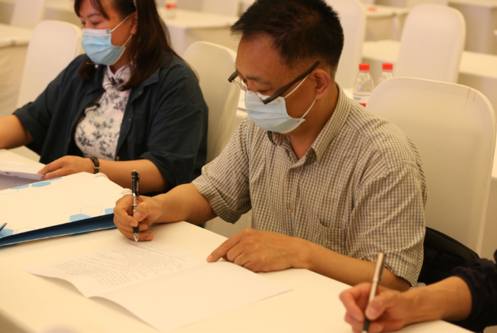 圖為北京50家醫(yī)療器械生產(chǎn)企業(yè)法定責任人與北京市藥監(jiān)局第一分局簽訂《醫(yī)療器械生產(chǎn)企業(yè)質(zhì)量安全管理承諾書》。