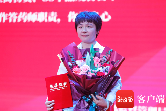 揭曉第一位最美執(zhí)業(yè)藥師——王藝曉。記者 汪承賢攝