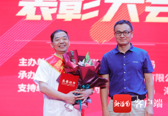 揭曉第四位最美執(zhí)業(yè)藥師——倪治梁和頒獎領(lǐng)導(dǎo)合影。記者 汪承賢攝