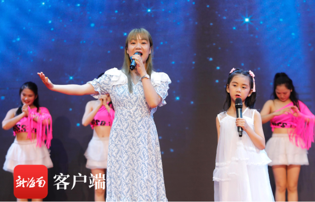 現(xiàn)場歌聲獻給這些最美藥師。記者 汪承賢攝