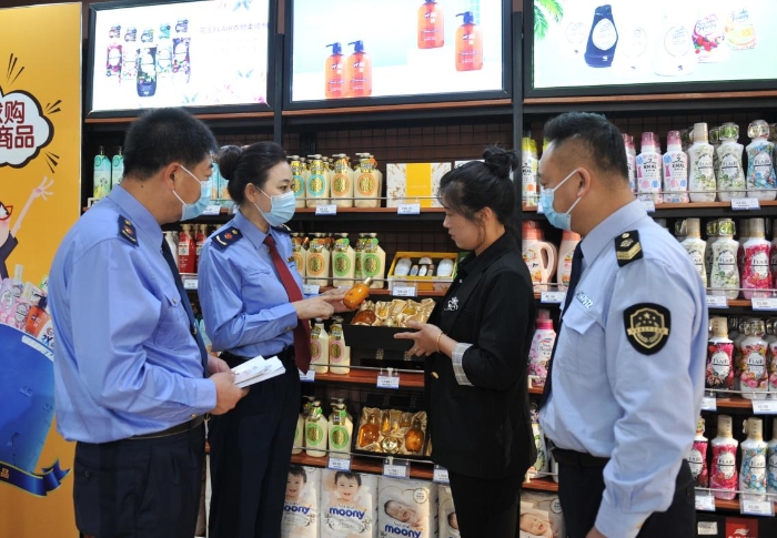 圖為該局工作人員在大型商超進(jìn)口化妝品專柜進(jìn)行檢查。