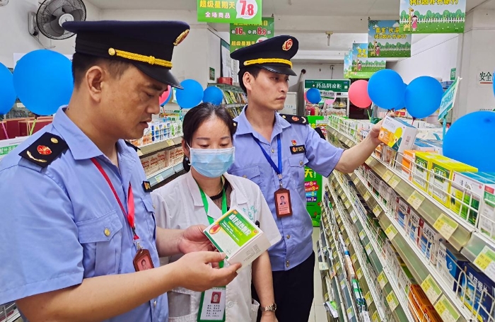 圖為6月2日該局執(zhí)法人員正在一高考周邊藥店內(nèi)檢查藥品。