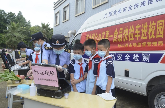 圖為快速檢測(cè)現(xiàn)場(chǎng)。（鐘人木）