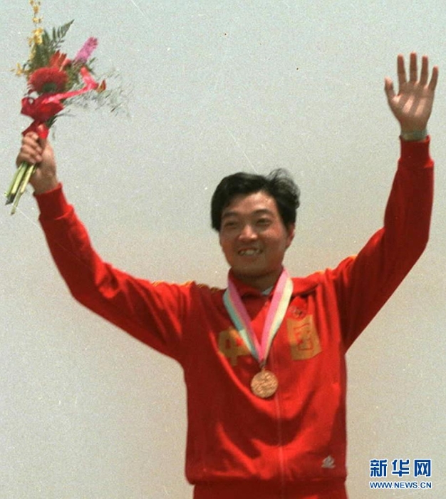 1984年洛杉磯奧運會上，許海峰在獲得男子自選手槍項目冠軍后領獎（資料照片）。新華社發(fā)