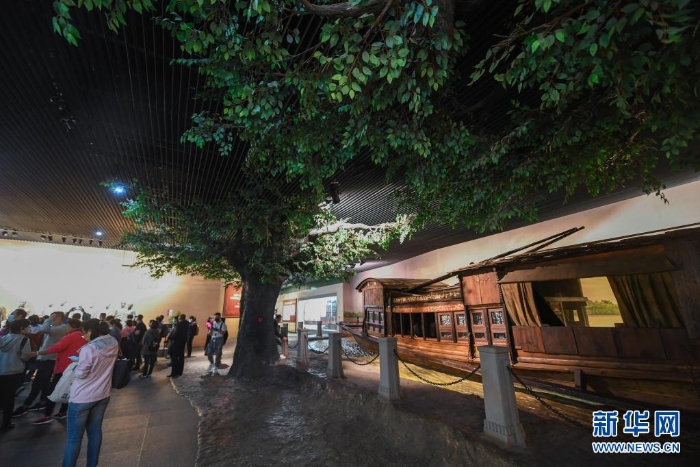 游客參觀南湖革命紀(jì)念館（2020年10月28日攝）。新華社記者 徐昱 攝