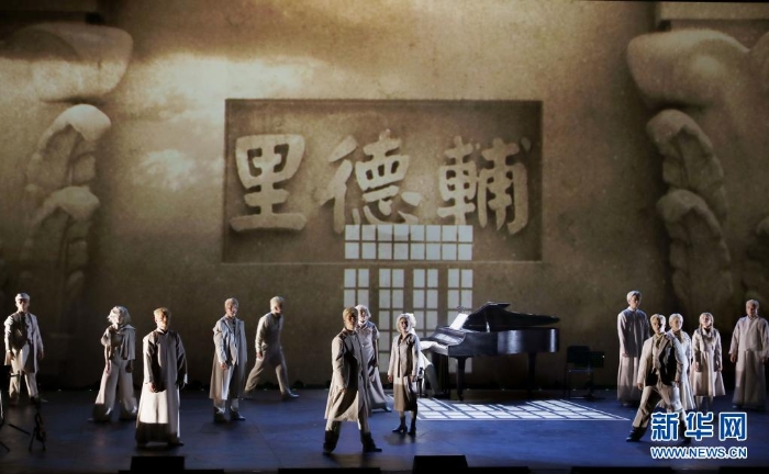 《輔德里》劇照（4月22日攝）。原創(chuàng)紅色戲劇《輔德里》將共產(chǎn)黨人衣冠冢藏文件的故事搬上舞臺(tái)，主創(chuàng)是平均年齡28歲的年輕團(tuán)隊(duì)。新華社記者 劉穎 攝