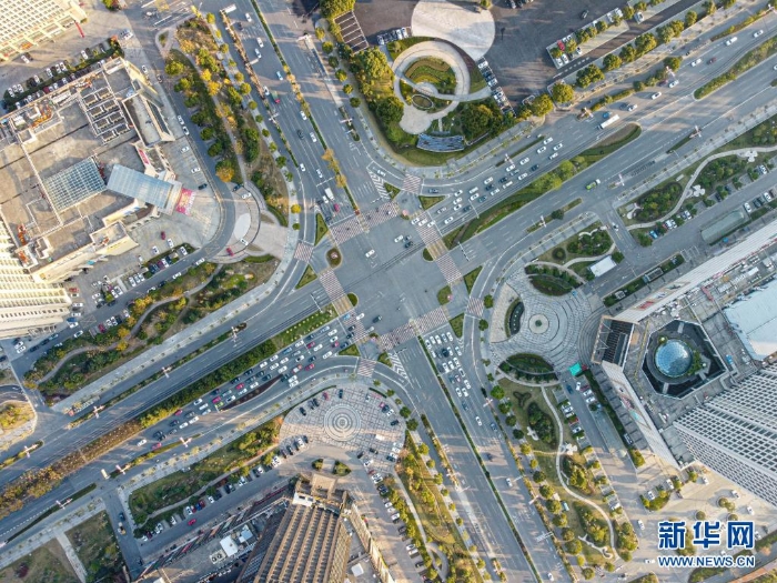 嘉善縣嘉善大道與世紀(jì)大道路口景觀（無人機(jī)照片，2020年12月16日攝）。新華社發(fā)（江漢 攝）