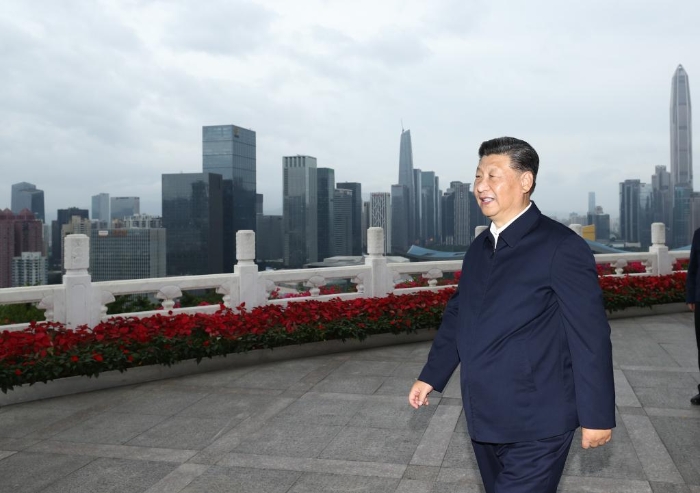 這是2020年10月14日下午，習(xí)近平總書記在廣東省深圳市蓮花山公園遠(yuǎn)眺特區(qū)新貌。新華社記者 鞠鵬 攝