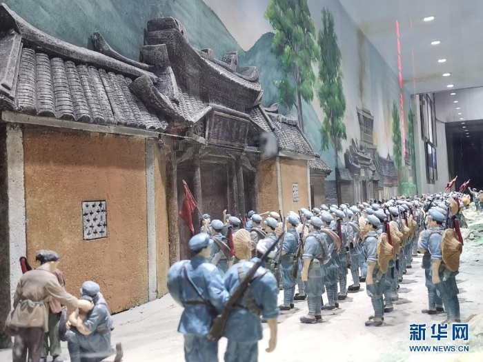 這是在福建省長汀縣中復(fù)村拍攝的紅軍長征出發(fā)動員會微型雕塑（4月27日攝）。新華社記者秦宏攝