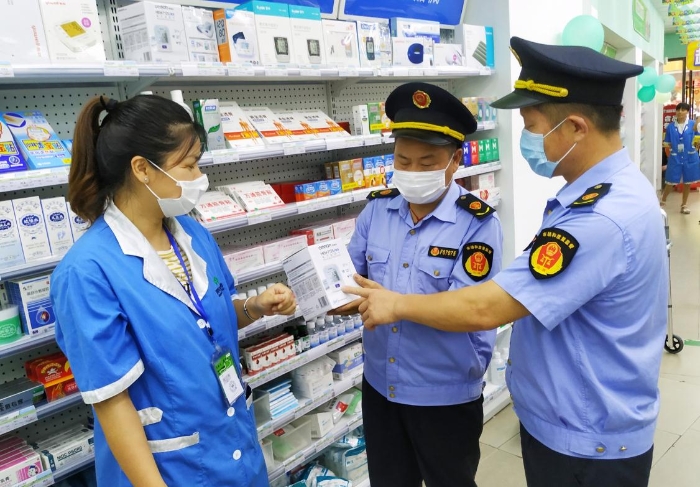 圖為執(zhí)法人員在零食藥店檢查醫(yī)療器械的情形。