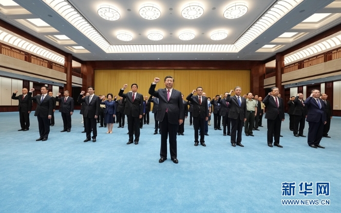 6月18日，黨和國家領(lǐng)導(dǎo)人習近平、李克強、栗戰(zhàn)書、汪洋、王滬寧、趙樂際、韓正、王岐山等在中國共產(chǎn)黨歷史展覽館參觀“‘不忘初心、牢記使命’中國共產(chǎn)黨歷史展覽”。這是參觀結(jié)束后，習近平帶領(lǐng)黨員領(lǐng)導(dǎo)同志一起重溫入黨誓詞。新華社記者 李學仁 攝