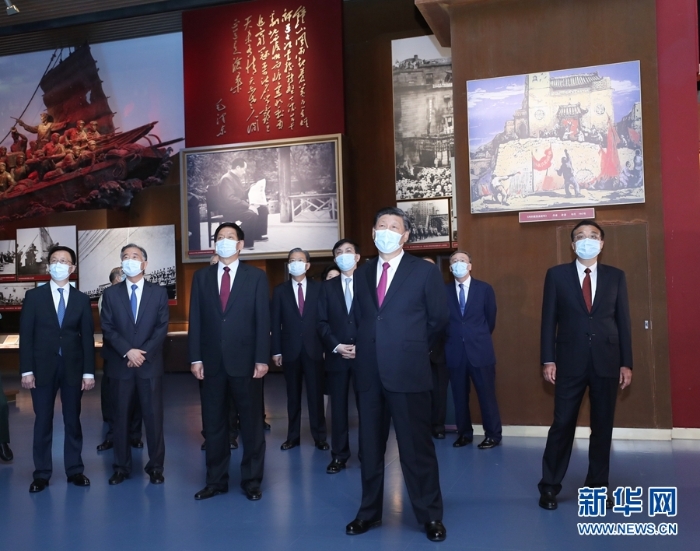 6月18日，黨和國家領(lǐng)導(dǎo)人習近平、李克強、栗戰(zhàn)書、汪洋、王滬寧、趙樂際、韓正、王岐山等在中國共產(chǎn)黨歷史展覽館參觀“‘不忘初心、牢記使命’中國共產(chǎn)黨歷史展覽”。新華社記者 鞠鵬 攝