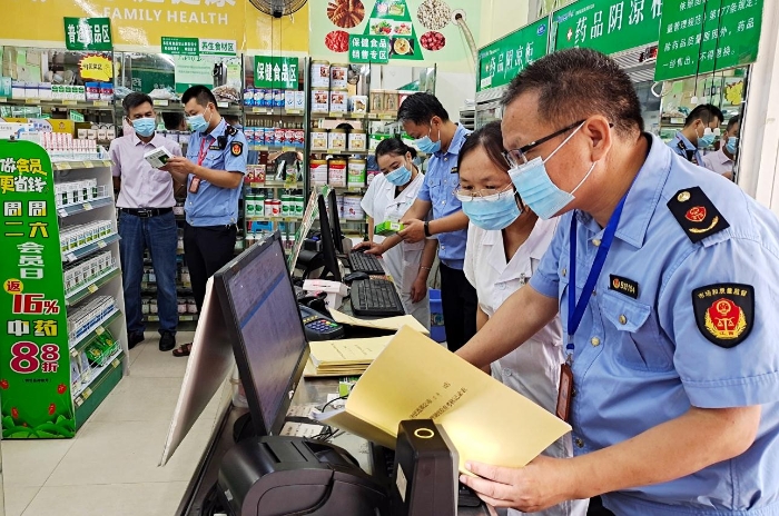 圖為6月20日，該局執(zhí)法人員正在一家零售藥店檢查銷售退燒、止咳、抗病毒、抗菌類藥品實名登記和信息報告情況。