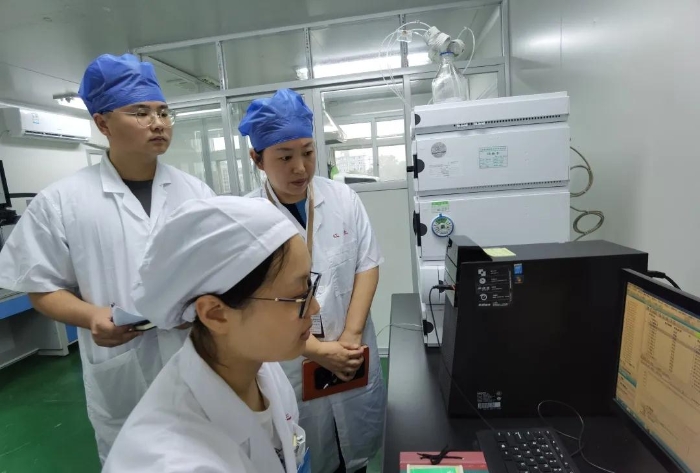 圖為贛中藥品檢查所藥品檢查員在江西省生物制品所股份有限公司進(jìn)行GMP日常檢查。
