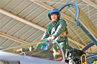 海軍某艦載航空兵部隊(duì)原一級(jí)飛行員張超。