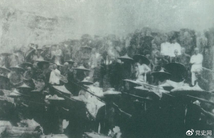 1926年7月9日，國民革命軍開始北伐。兩天后，北伐軍的先頭部隊葉挺獨立團攻占了長沙。然后向武漢進攻。一路上，迅猛發(fā)展的農(nóng)民運動有力地配合了北伐戰(zhàn)爭。在湖南、江西、湖北，農(nóng)民運動越來越引人注目。這是支援北伐戰(zhàn)爭的農(nóng)民自衛(wèi)軍。