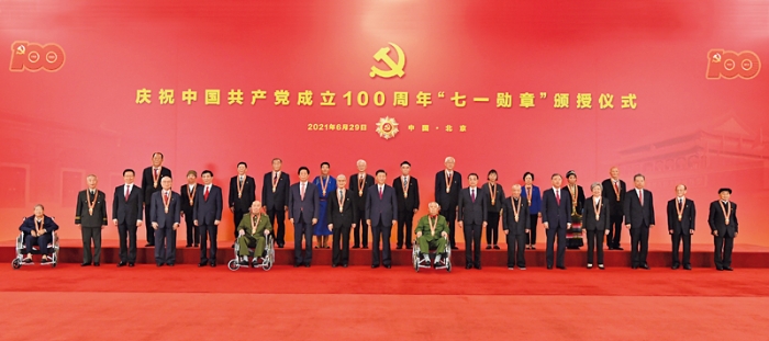 2021年6月29日，慶祝中國共產(chǎn)黨成立100周年“七一勛章”頒授儀式在北京人民大會堂金色大廳隆重舉行。習(xí)近平等領(lǐng)導(dǎo)同志同“七一勛章”獲得者合影。 新華社記者 謝環(huán)馳/攝