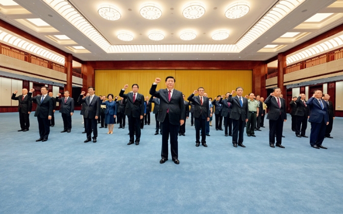 2021年6月18日，黨和國家領(lǐng)導(dǎo)人習(xí)近平、李克強、栗戰(zhàn)書、汪洋、王滬寧、趙樂際、韓正、王岐山等在中國共產(chǎn)黨歷史展覽館參觀“‘不忘初心、牢記使命’中國共產(chǎn)黨歷史展覽”。這是參觀結(jié)束后，習(xí)近平帶領(lǐng)黨員領(lǐng)導(dǎo)同志一起重溫入黨誓詞。 新華社記者 李學(xué)仁/攝