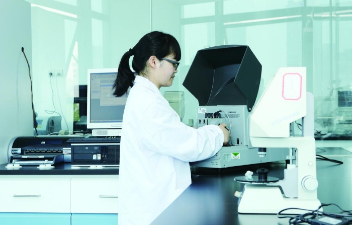 浙江省醫(yī)療器械檢驗研究院生物醫(yī)學光學重點實驗室的研究人員在進行接觸鏡透氧試驗。浙江省醫(yī)療器械檢驗研究院供圖