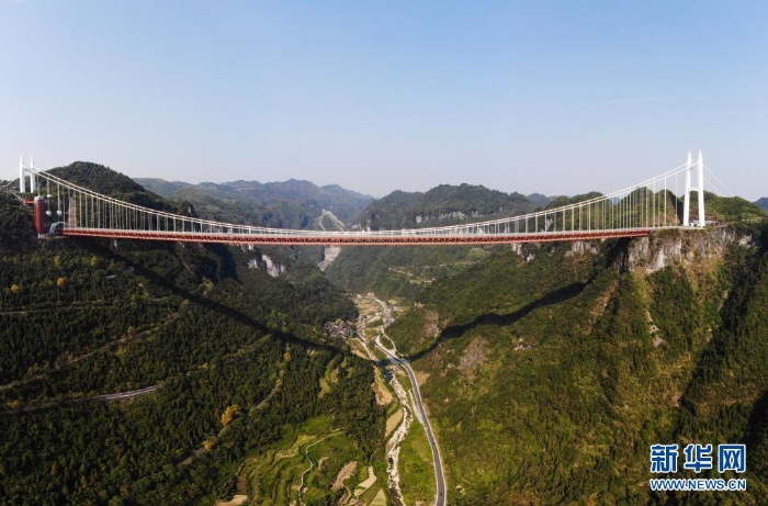 湖南湘西矮寨特大懸索橋（2019年10月1日攝，無人機照片）。新華社記者 陳思汗 攝