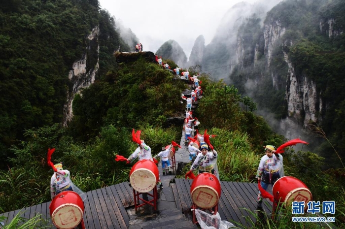 在湖南湘西土家族苗族自治州吉首市德夯天問臺，苗族演員在表演苗鼓舞（2018年10月20日攝）。新華社發(fā)（姚方 攝）