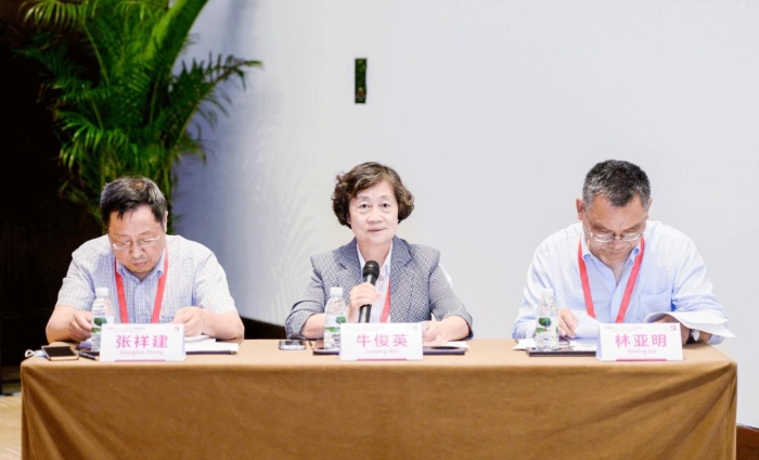 張祥建教授、?？∮⒔淌?、林亞明教授共同主持論壇
