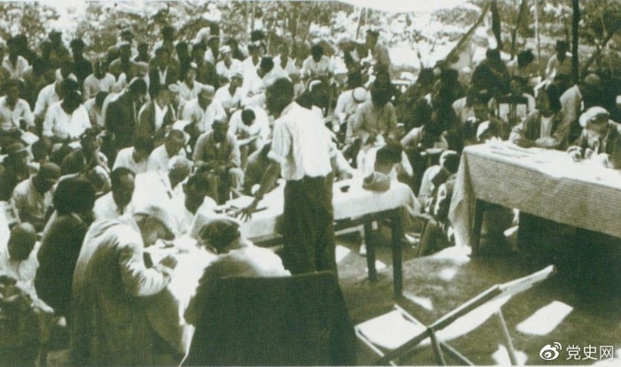 　1947年7月17日至9月13日，全國土地會議在河北西柏坡召開。劉少奇主持會議并在會上作報告。
