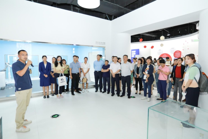 器審中心的審評員在給參觀人員介紹部分醫(yī)療器械產(chǎn)品。