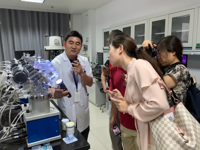 圖為檢驗院工作人員介紹心臟瓣膜質量檢測過程。（齊桂榕 攝）