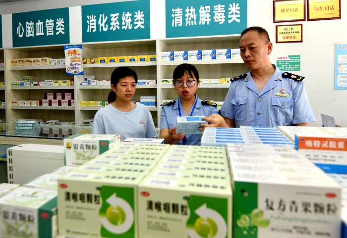 圖為執(zhí)法人員在一家藥店檢查。