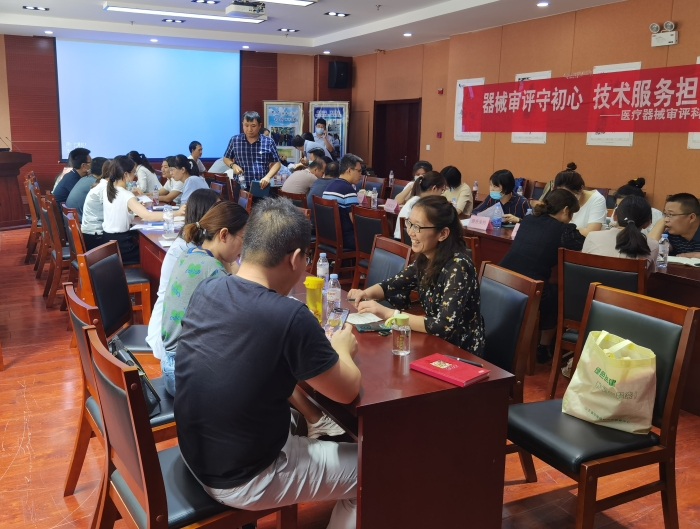 圖為醫(yī)療器械生產(chǎn)企業(yè)與中心工作人員面對面交流咨詢。