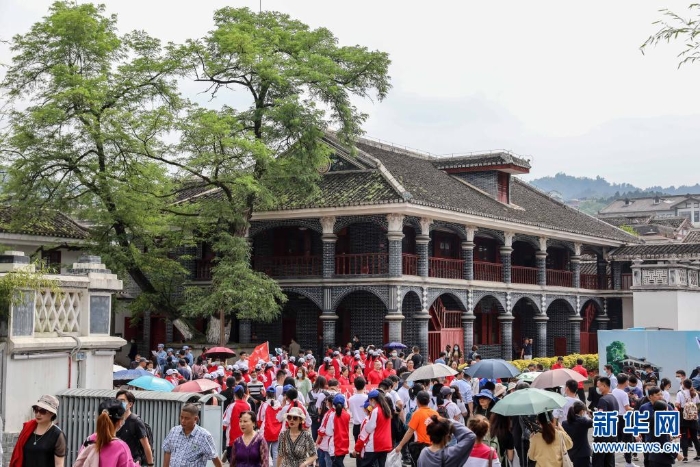 參觀者在遵義會(huì)議會(huì)址前參觀（5月20日攝）。　新華社記者 歐東衢 攝