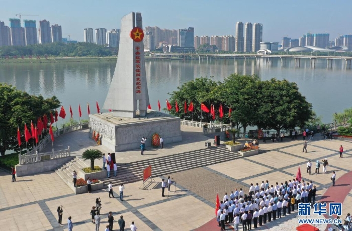 人們?cè)诮魇∮诙伎h中央紅軍長(zhǎng)征出發(fā)紀(jì)念碑前參加紀(jì)念活動(dòng)（4月30日攝，無(wú)人機(jī)照片）?！⌒氯A社記者 萬(wàn)象 攝