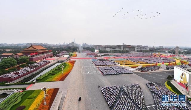7月1日上午，慶祝中國共產(chǎn)黨成立100周年大會(huì)在北京天安門廣場(chǎng)隆重舉行。這是大會(huì)開始前的飛行慶祝表演。新華社記者 李賀 攝