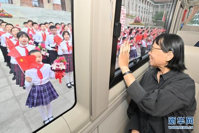 6月29日，慶祝中國共產(chǎn)黨成立100周年“七一勛章”頒授儀式在北京人民大會(huì)堂金色大廳隆重舉行。這是“七一勛章”獲得者張桂梅向青少年致意。新華社記者 岳月偉 攝