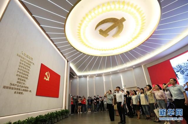 6月3日，黨員在全新開館的上海中共一大紀(jì)念館里重溫入黨誓詞。新華社記者 劉穎 攝