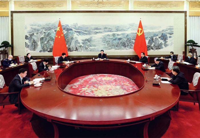 2020年12月24日至25日，中共中央政治局召開(kāi)民主生活會(huì)，中共中央總書(shū)記習(xí)近平主持會(huì)議并發(fā)表重要講話(huà)。　新華社記者 鞠鵬/攝