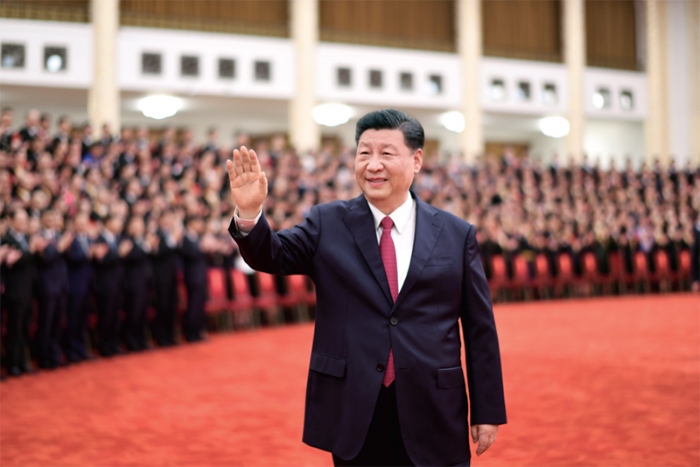 2021年6月29日，慶祝中國(guó)共產(chǎn)黨成立100周年“七一勛章”頒授儀式在北京人民大會(huì)堂金色大廳隆重舉行。這是習(xí)近平在頒授儀式前會(huì)見(jiàn)全國(guó)“兩優(yōu)一先”表彰對(duì)象時(shí)，向大家揮手致意?！⌒氯A社記者 謝環(huán)馳/攝