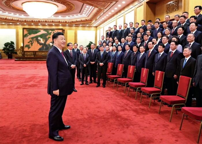 2021年6月29日，中共中央總書(shū)記、國(guó)家主席、中央軍委主席習(xí)近平在北京會(huì)見(jiàn)全國(guó)優(yōu)秀縣委書(shū)記?！⌒氯A社記者 李學(xué)仁/攝